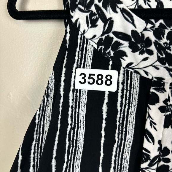 Rafaella large black/ white 21. “ p2 p  length 25 sleeveless like new - Picture 2 of 5